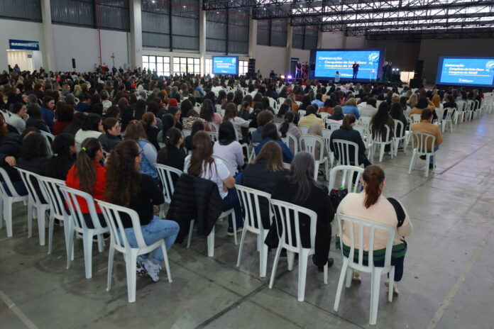 Prefeitura anuncia bônus e revisão salarial para profissionais da educação