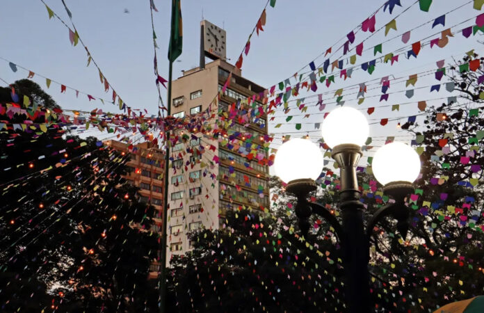 Festa Julina na Praça da Bandeira começa sexta com comida, música e arrecadação para entidades