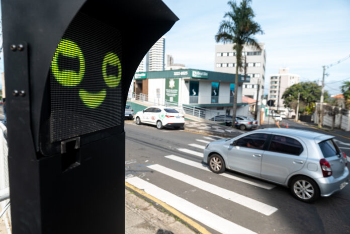 Ponta Grossa testa totem com IA para evitar acidentes em cruzamentos