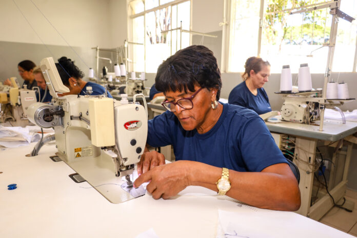 Maringá abre curso de costura grátis com 20 vagas e chances de emprego