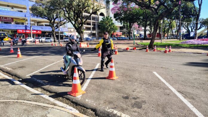 Semob oferece treinamento gratuito de pilotagem segura para motociclistas