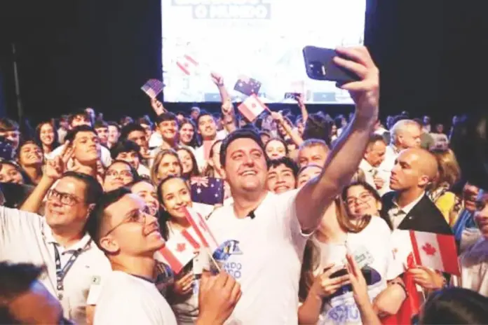 Governador recebe alunos do programa Ganhando o Mundo em Foz do Iguaçu