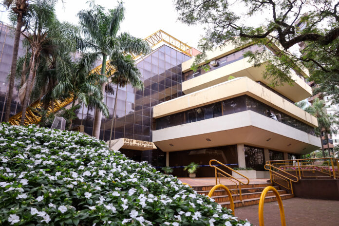 7,2 mil servidores de Maringá ganham aumento com retomada do tempo de serviço
