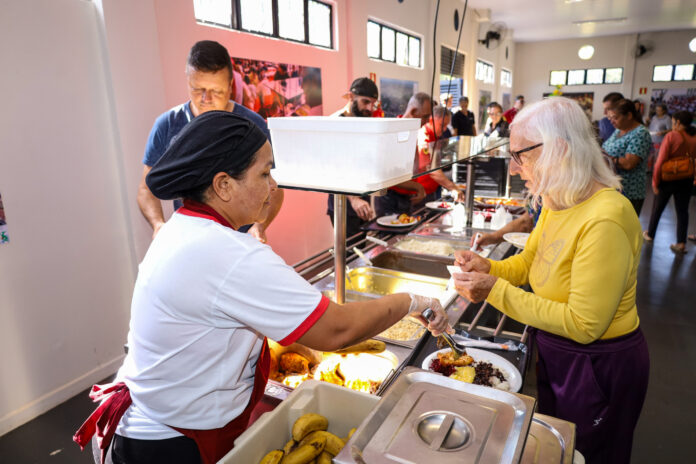 Restaurantes populares voltam a funcionar nesta quarta