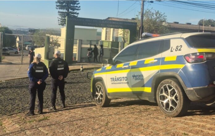 Agentes de trânsito reforçam segurança nas escolas municipais