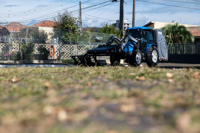 Prefeitura limpa 136 mil m² de ruas e praças com tecnologia sem química