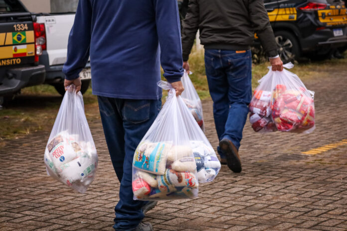 Cesta básica na porta de quem precisa em Maringá