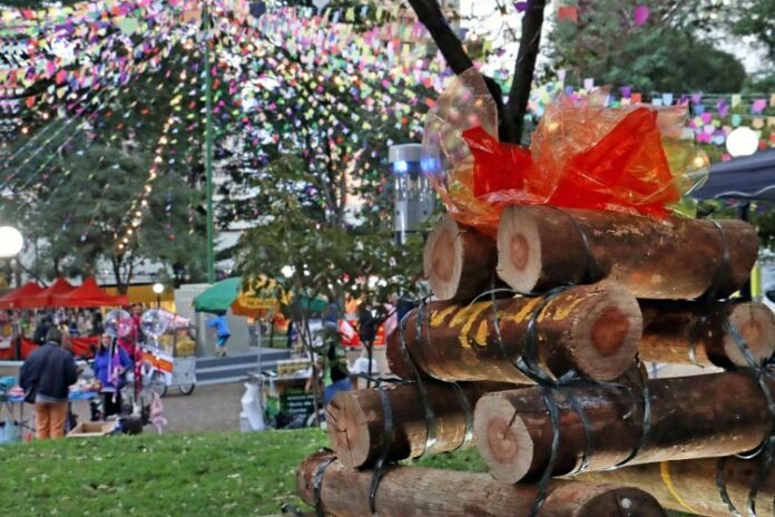 Festa Julina na Praça da Bandeira reúne música, comida e solidariedade neste fim de semana