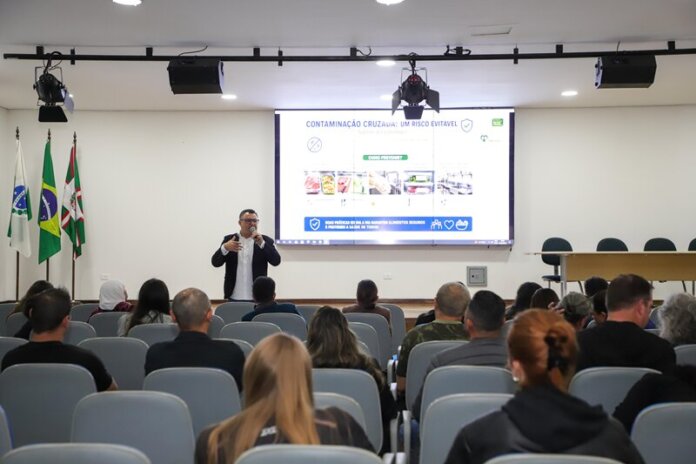 Mais de 50 feirantes fazem curso de segurança alimentar em Curitiba