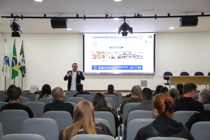 Mais de 50 feirantes fazem curso de segurança alimentar em Curitiba