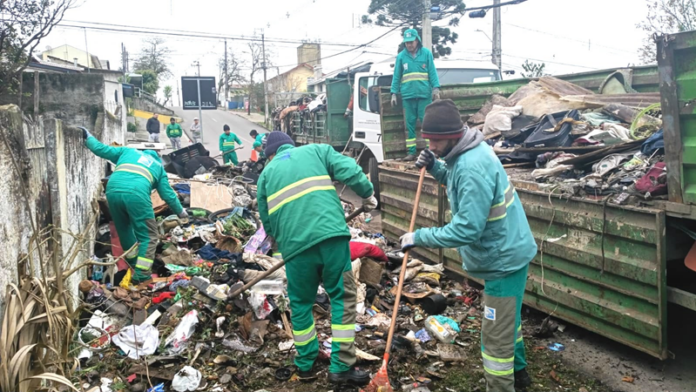 Prefeitura remove 10 toneladas de lixo de área irregular na CIC