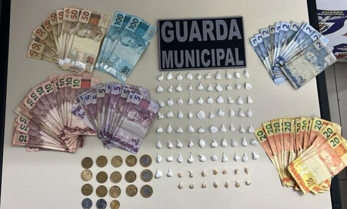 Guarda Municipal prende traficante com 72 porções de cocaína no Tatuquara