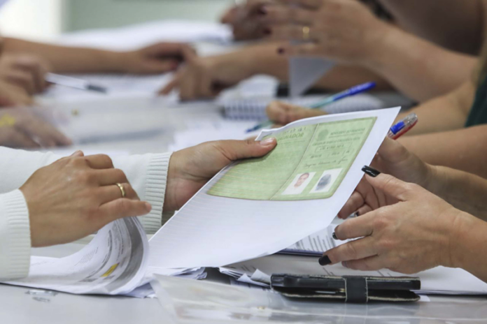 Nove engenheiros civis assinam contrato com Prefeitura de Curitiba na terça