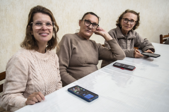 AAPC oferece oficinas de idioma, artesanato e musicalização para aposentados