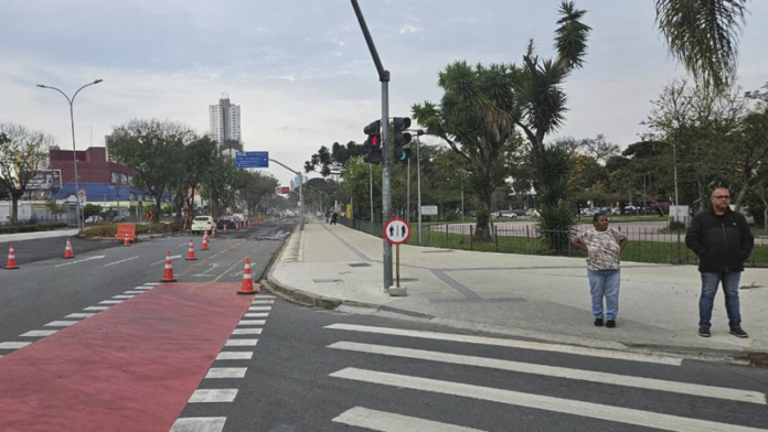 Ciclistas e pedestres compartilham calçada na Affonso Camargo durante obras do BRT