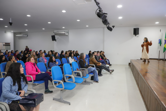 Professoras e nutricionistas discutem alimentação de bebês e crianças pequenas