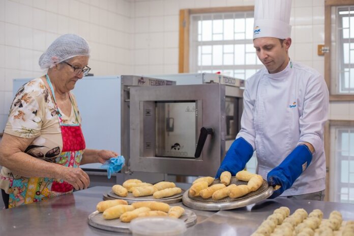 Liceu de Ofícios oferece cursos gratuitos para quem quer aprender culinária e outras profissões
