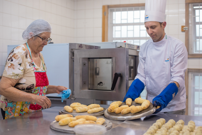 Liceu de Ofícios oferece cursos gratuitos para quem quer aprender culinária e outras profissões