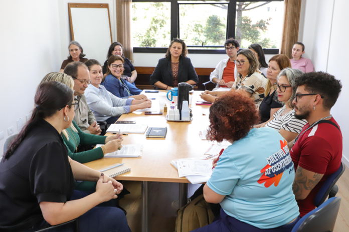 Prefeitura e sindicato debatem condições de trabalho em escolas municipais