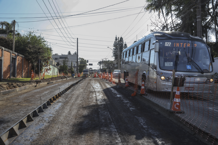 Rua Dr. Roberto Barrozo, no Vista Alegre, tem bloqueio parcial para obras do Novo Inter 2