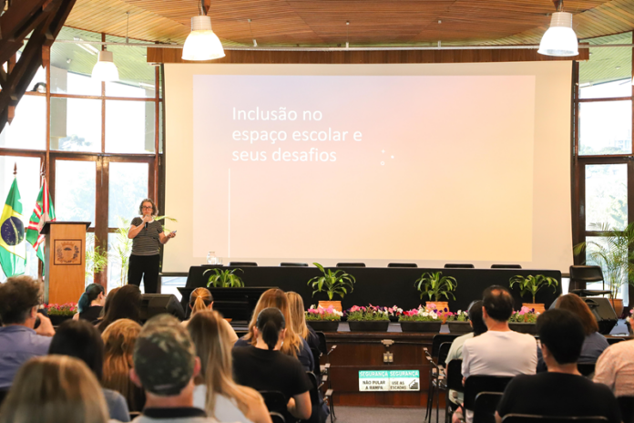 200 professores de Curitiba debatem inclusão na escola durante Sipat 2026
