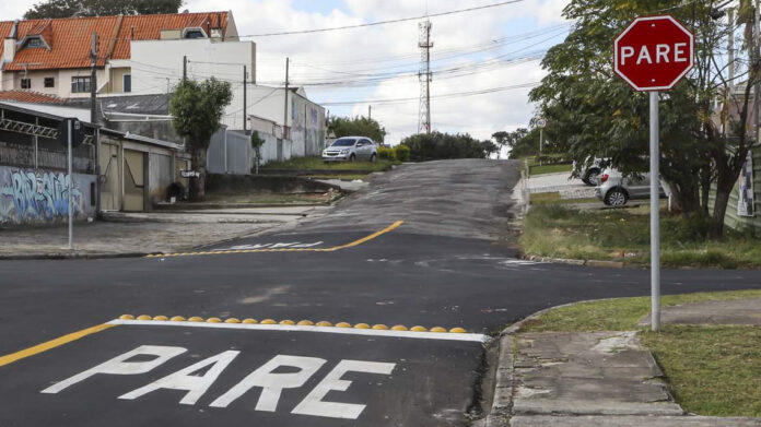 Rua do Santo Inácio muda preferência de trânsito em Curitiba a partir de quinta