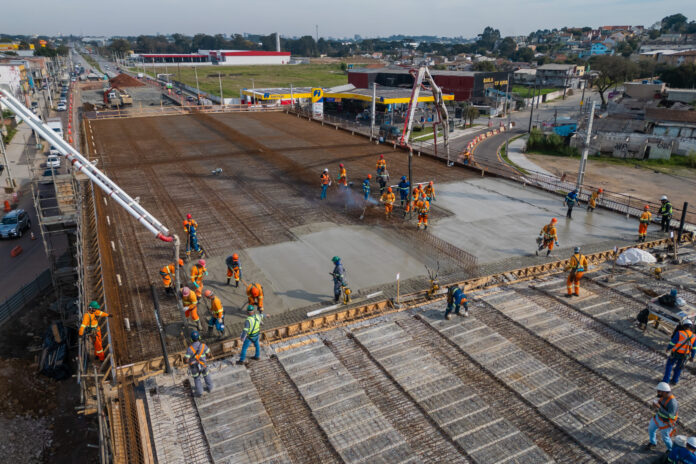 Viaduto entre Curitiba e Pinhais avança com concretagem de 50 betoneiras