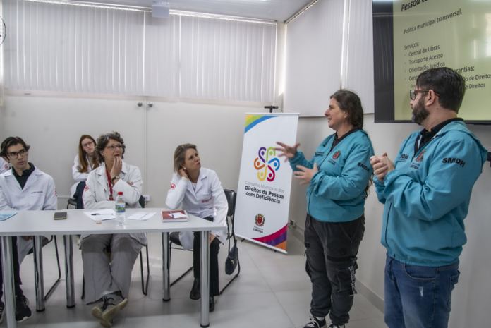Estudantes de Medicina aprendem a atender pessoas com deficiência