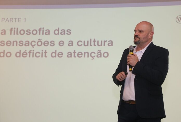 Servidores de Curitiba discutem saúde mental no trabalho durante evento