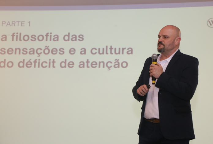 Servidores de Curitiba discutem saúde mental no trabalho durante evento