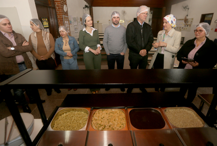 Curitiba lança programa que paga mais a quem confere qualidade da merenda escolar