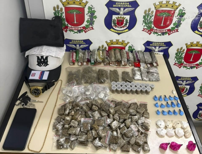Cão Titan localiza mais de 1 kg de drogas no Parolin; guarda prende suspeito