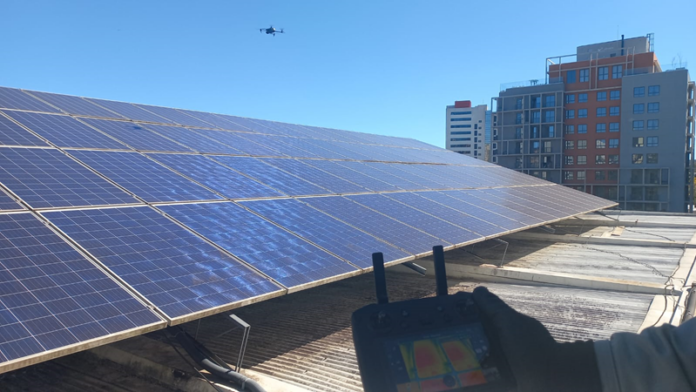 Drone com câmera térmica fiscaliza 12.447 painéis solares de Curitiba