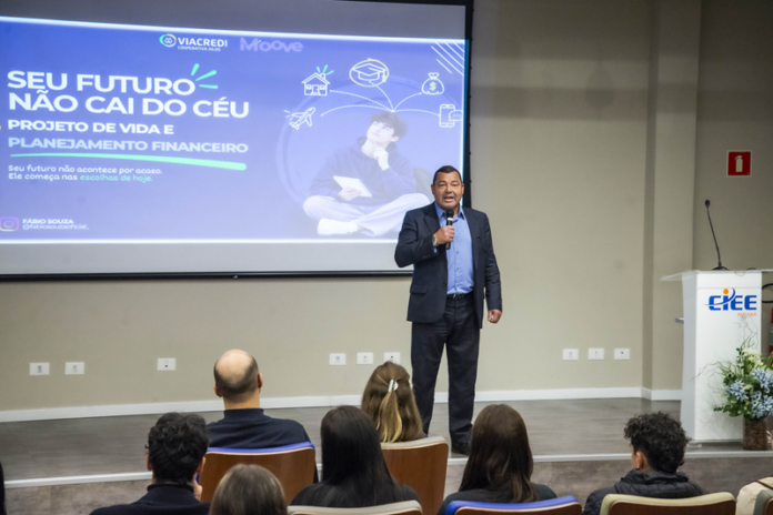Palestra ensina jovens aprendizes de Curitiba a organizar as finanças; veja até quando