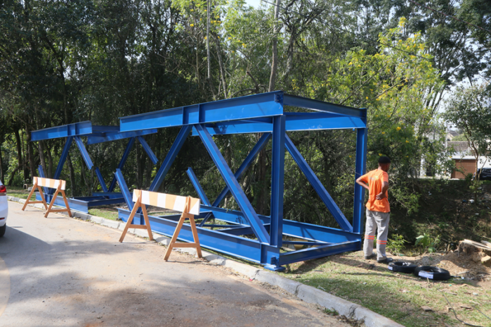 Passarela de 27 metros sobre o Rio Barigui começa a ser instalada no Campina do Siqueira