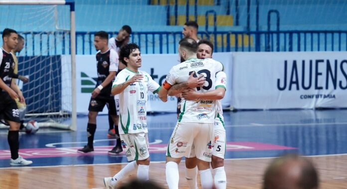 Foz Futsal goleia e volta a vencer após um mês sem ganhar em casa