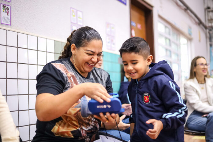 Mais 21 alunos recebem óculos gratuitos em escola de Maringá