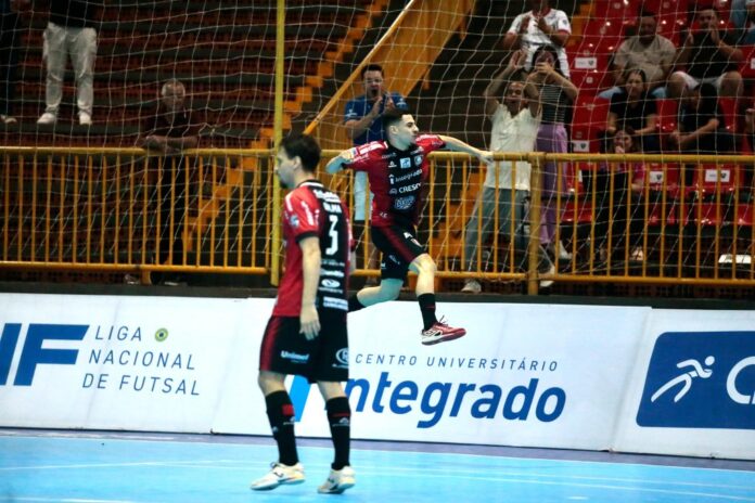 Futsal em Campo Mourão estreia piso novo com empate 3 a 3 contra Cascavel