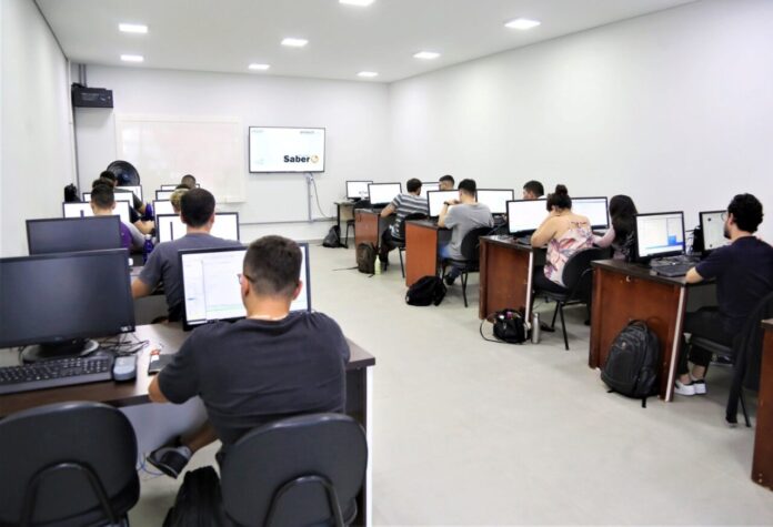 Maringá abre inscrições para cursos de robótica, IA e informática
