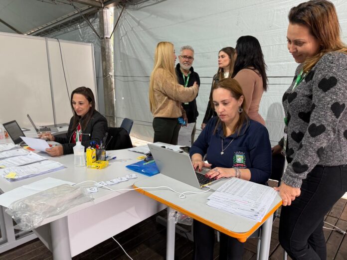 Prefeitura leva atendimento médico para a praça e reduz fila de consultas