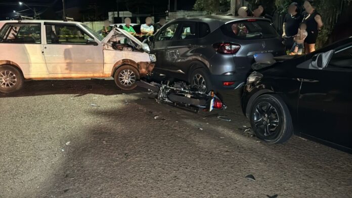Motociclista sofre fraturas graves após bater com carro na Rua Cisne Branco, Cascavel