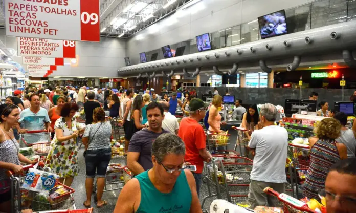 Supermercados de SP abrem 35 mil vagas com cursos para quem quer começar; veja as funções