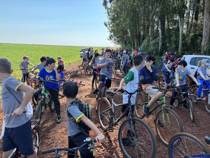 89 alunos de São Luiz pedalam 7 km até nascente do Rio Toledo e plantam árvores