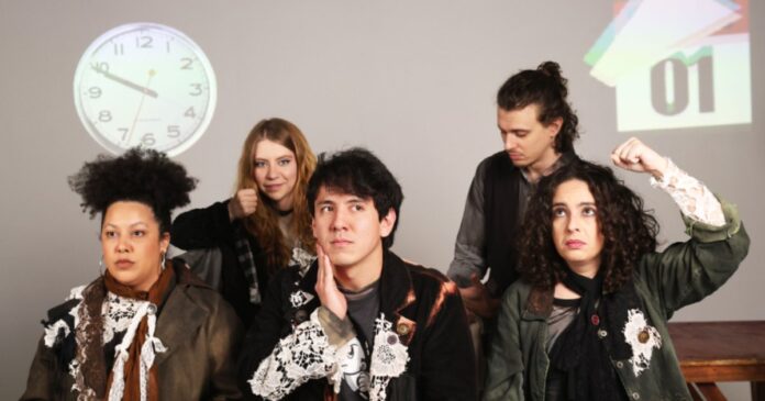 Teatro do Alvorecer leva peça a Maringá