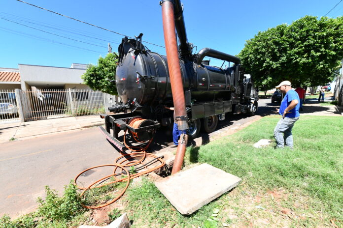 Prefeitura reforça limpeza de bueiros e canais contra alagamentos