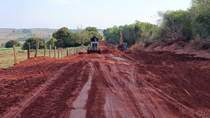 Prefeitura de Umuarama repara trechos da Estrada Amarela