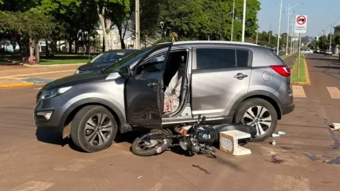 Moto fica presa sob carro em colisão no centro de Mercedes