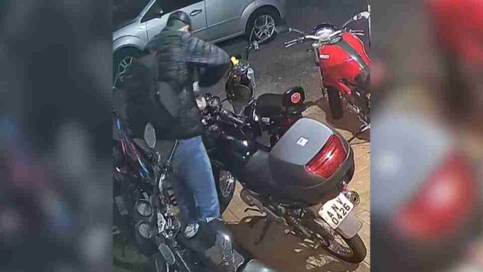 Câmera registra furto de motocicleta em prédio de Toledo