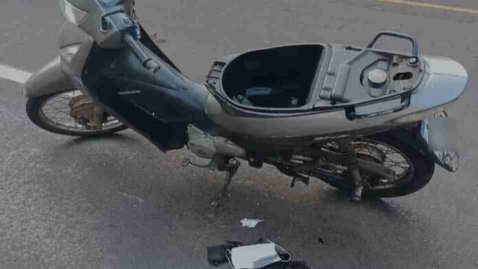 Motocicleta e carro batem na região central de Toledo; motociclista fica ferida