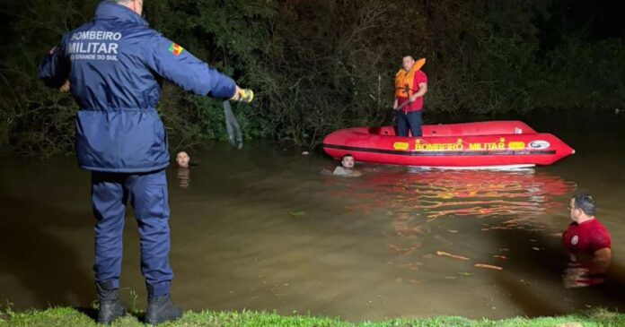 Casal morre ao cair com carro em sanga cheia em Dom Pedrito